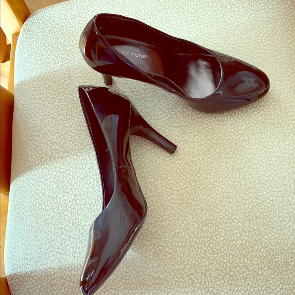 Round toe patent leather pumps